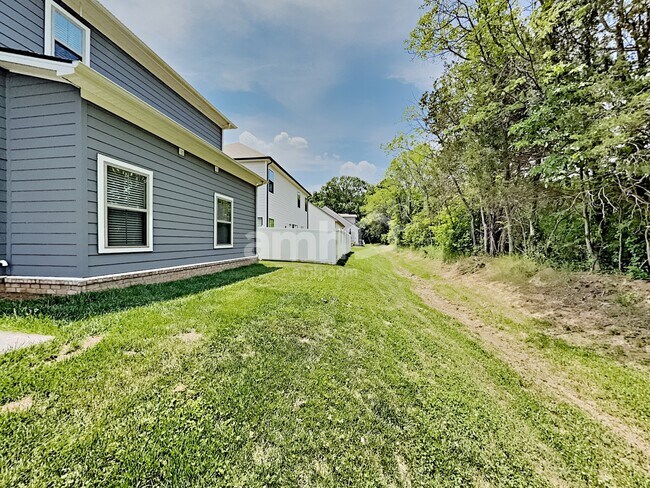 Building Photo - 318 Charity Lane