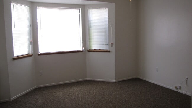 Building Photo - Home in South West Bakersfield Large Lot