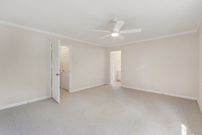 Building Photo - Spacious, Renovated Townhome Near Vienna M...