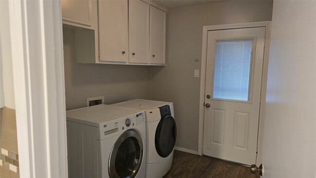 Building Photo - 3303 Candleway Dr