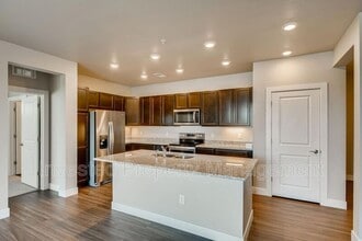 Building Photo - 981 S Sable Blvd