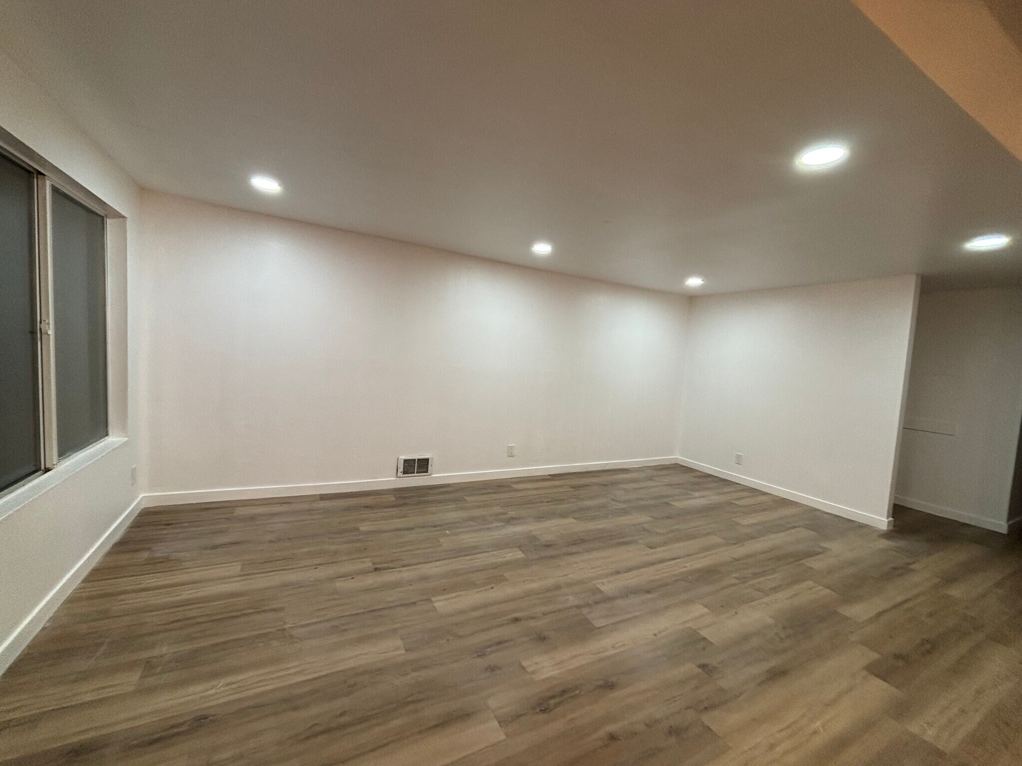 Building Photo - 13910 SE Newport Way