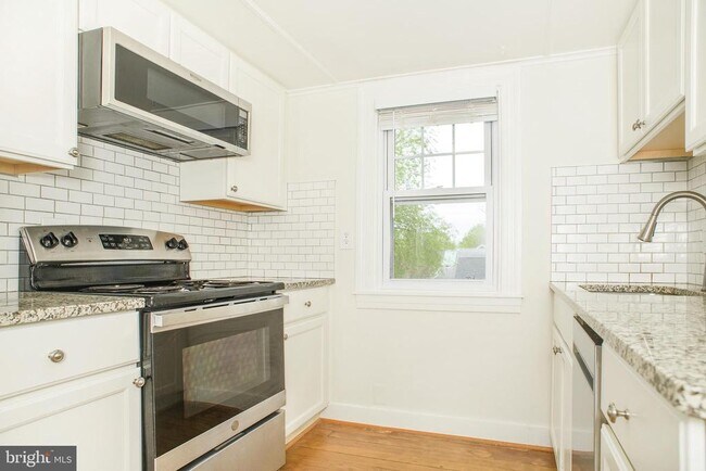 Building Photo - 301 Adams St