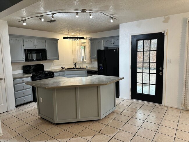 Building Photo - Tons of Character! 3 bed 2.5 bath amazing ...