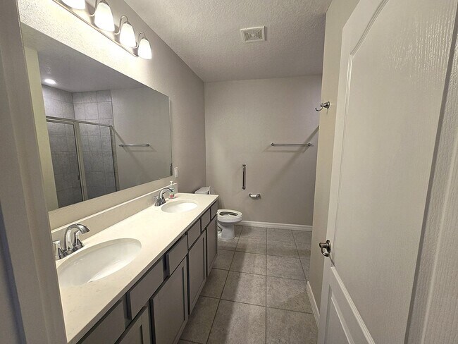 Building Photo - Stunning 4 bedroom, 2-bathroom home