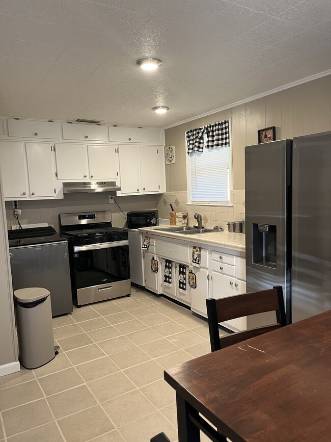 Kitchen w/ dinette - 415 Rogers Rd