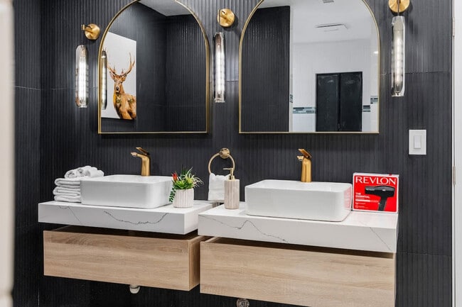 Building Photo - 5048 Bluff Pl