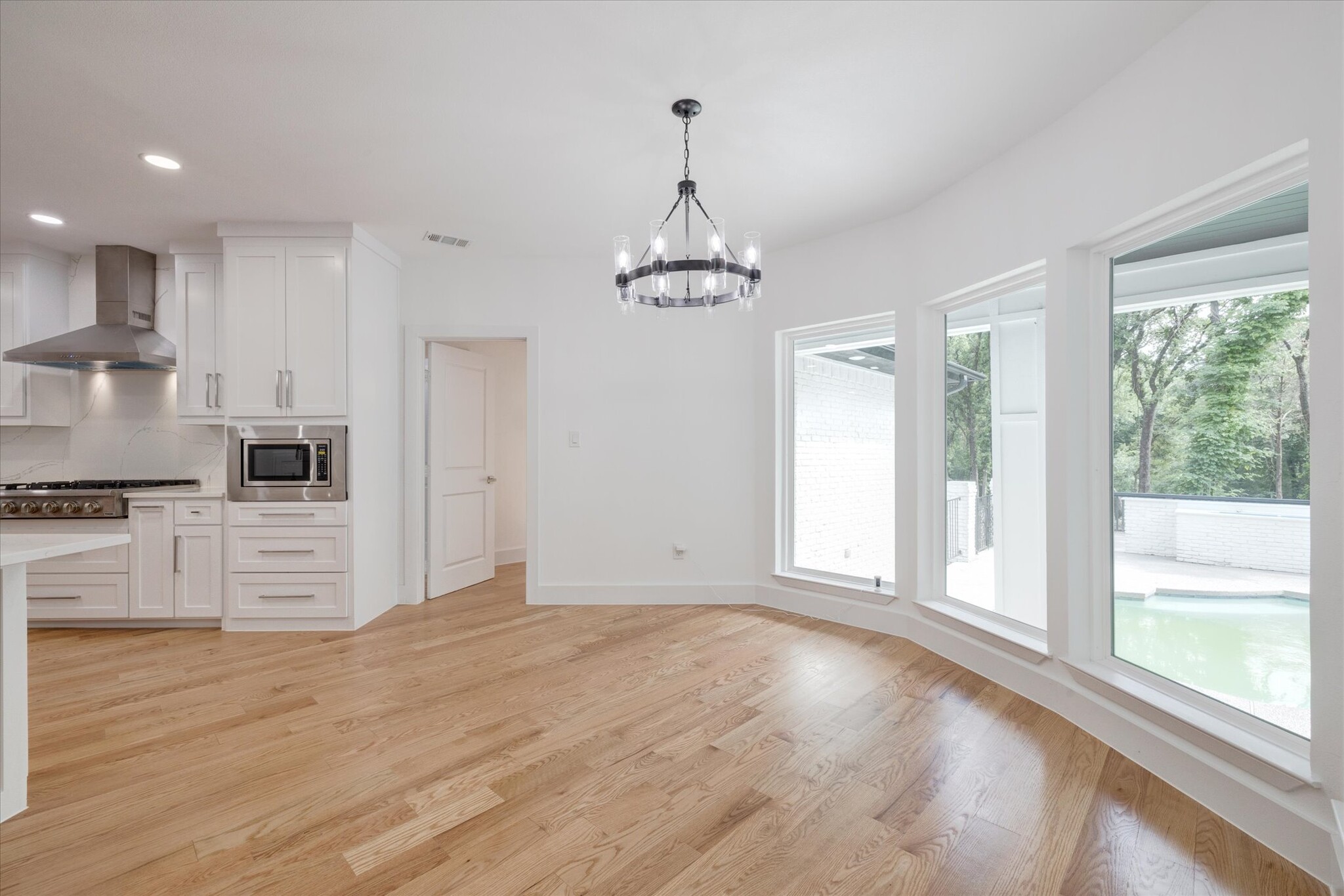 Kitchen Nook - 418 E Beady Rd