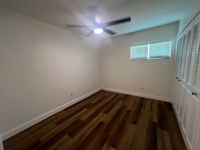 Building Photo - NEWLY 2/1.5 UPDATED Clearwater townhome/condo