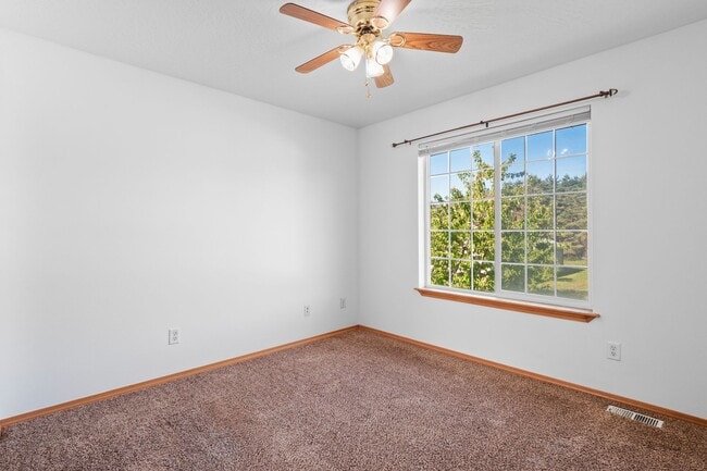 Building Photo - 4 bedroom 3 bath home with 3 car garage in...