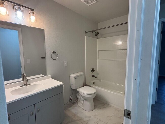 Building Photo - 2101 W Roselawn St