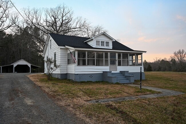 Building Photo - Charming 2BR / 2BA Home with Front Porch & Large Private Yard