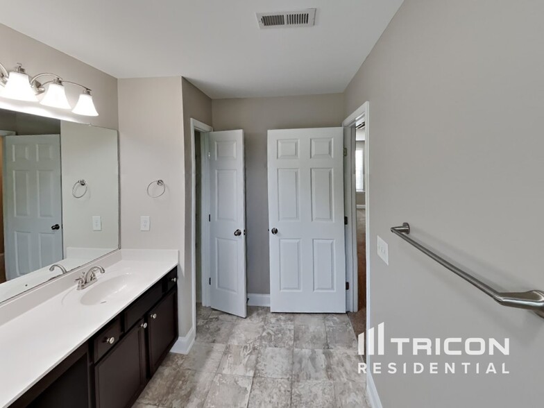 Building Photo - 135 Claystone Dr