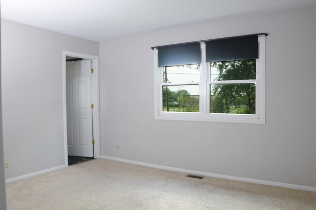 Master bedroom - 152 Farm Gate Ln