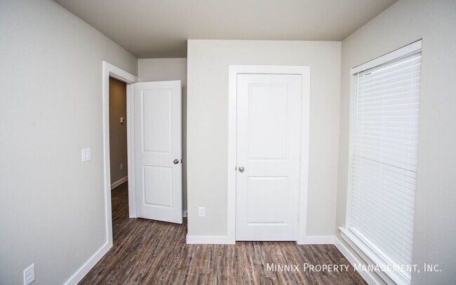 Building Photo - 407 E 21st St