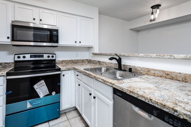 Building Photo - Villa Borgata Condo with Newer Flooring, P...