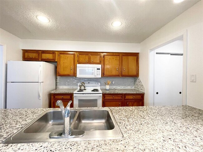 Building Photo - 13897 Hollowgreen Dr