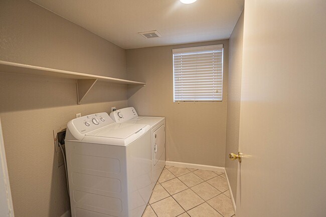 Building Photo - Lovely 3 bed/2.5 bath in Lindsay Ranch!
