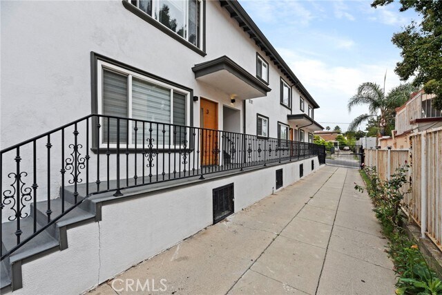 Building Photo - 2027 Vista Del Mar Ave