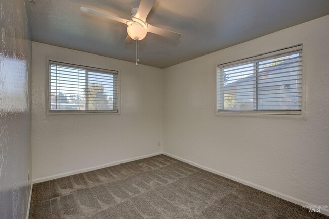 Building Photo - 2BR/1BA Pet Friendly House with Shop and Y...