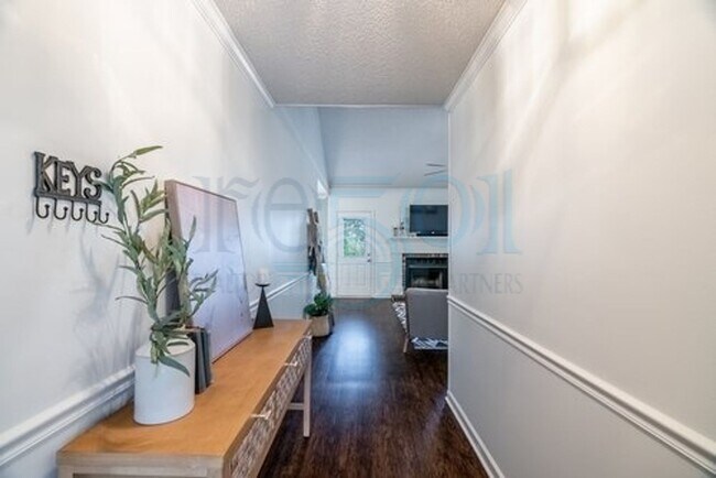 Building Photo - Available in Early August Attn: Pilots! 3BR 2BA Crashpad!