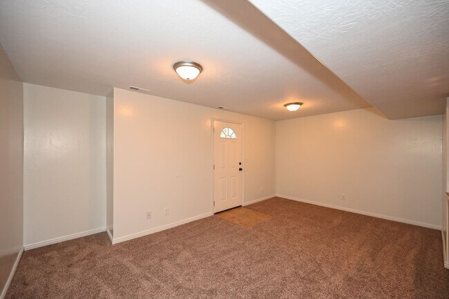 Building Photo - 347 E Vine St