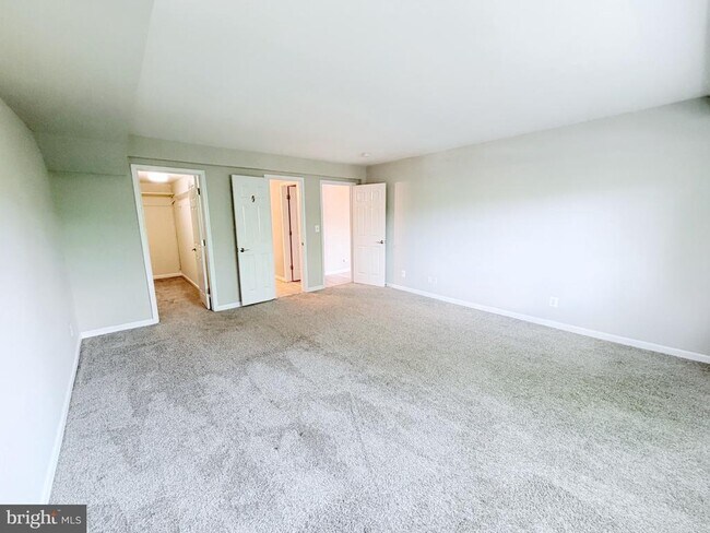 Building Photo - 1425 N Van Dorn St