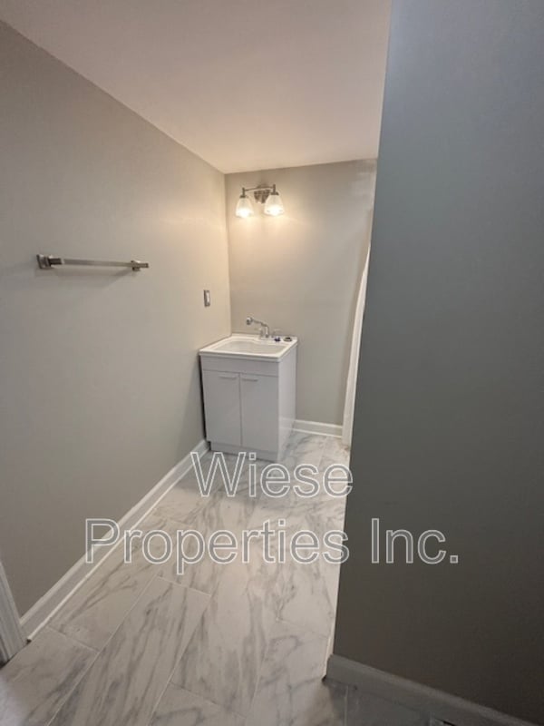 Building Photo - 28 Locksley Ln