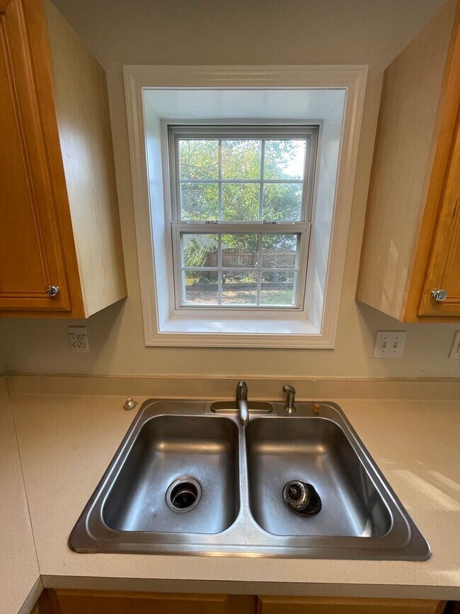 Building Photo - Beautiful, updated 3br 2.5 ba home with garage, fenced-yard in Home Valley Farms Now Available!