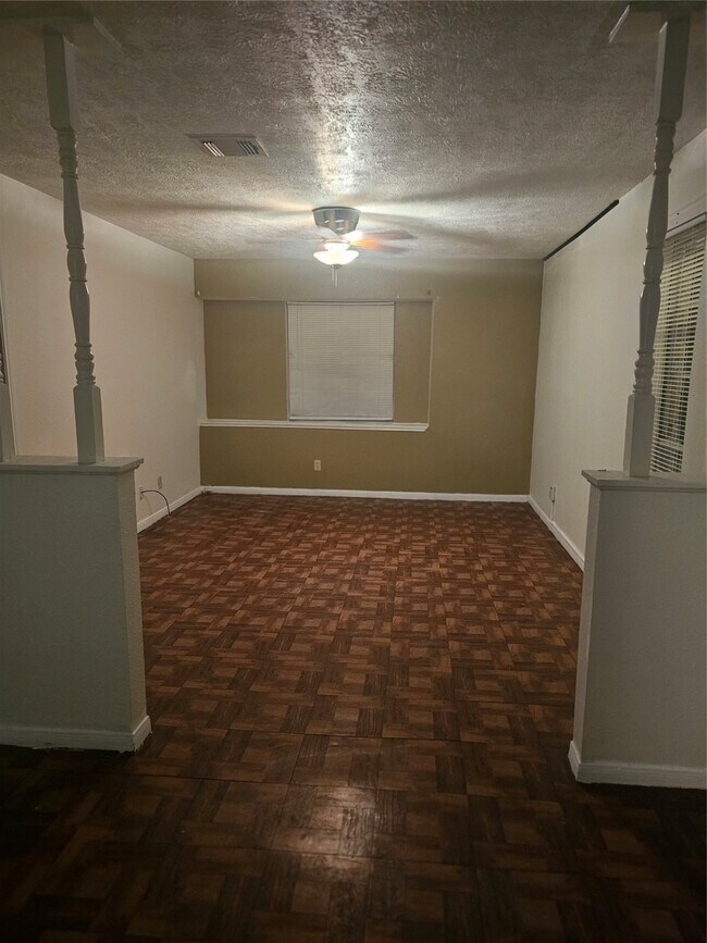 Building Photo - 4011 Alshire Dr