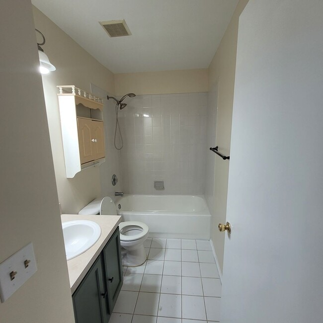 Building Photo - Spacious, freshly painted with lots of ame...