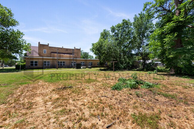 Building Photo - 211 W Main St