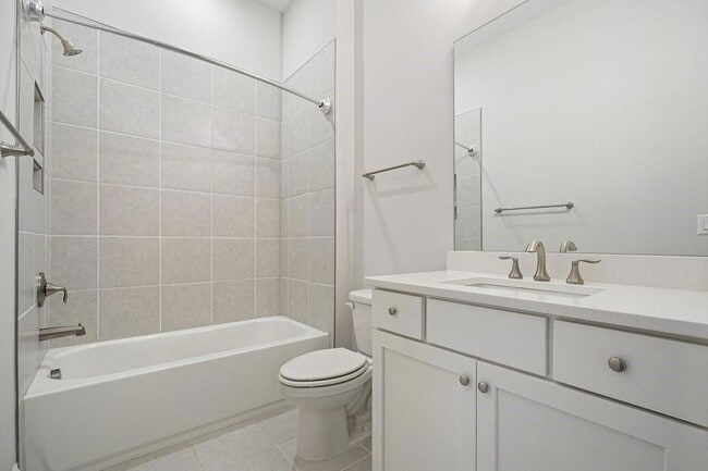 Building Photo - 123 Village Green Ave