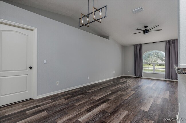 Building Photo - 320 N Fresno Ave