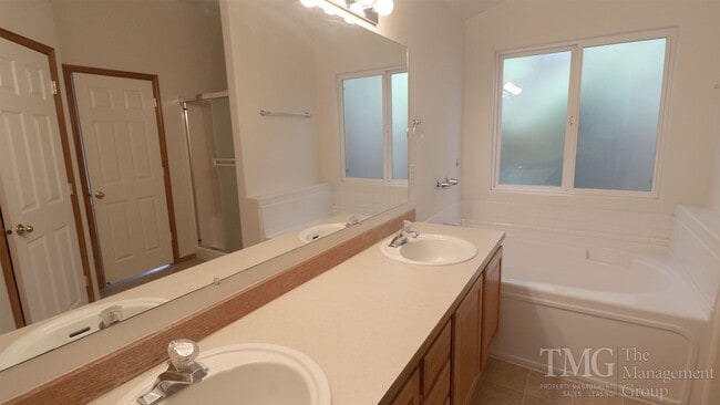 Building Photo - Beautiful 4-Bedroom Home with Custom Finishes & Thoughtful Layout
