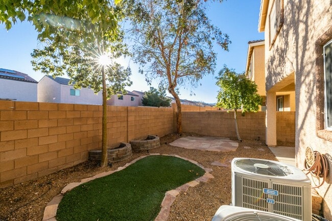 Building Photo - Great 3 bedroom house with a large loft an...