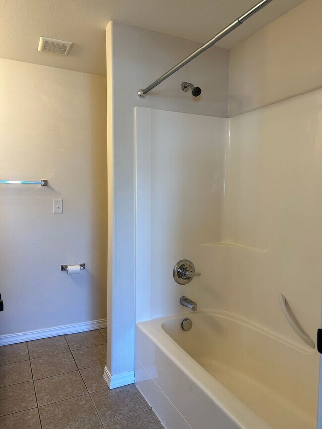 Building Photo - 4 bed, 2.5 ba - Golf Course living in Horn Rapids