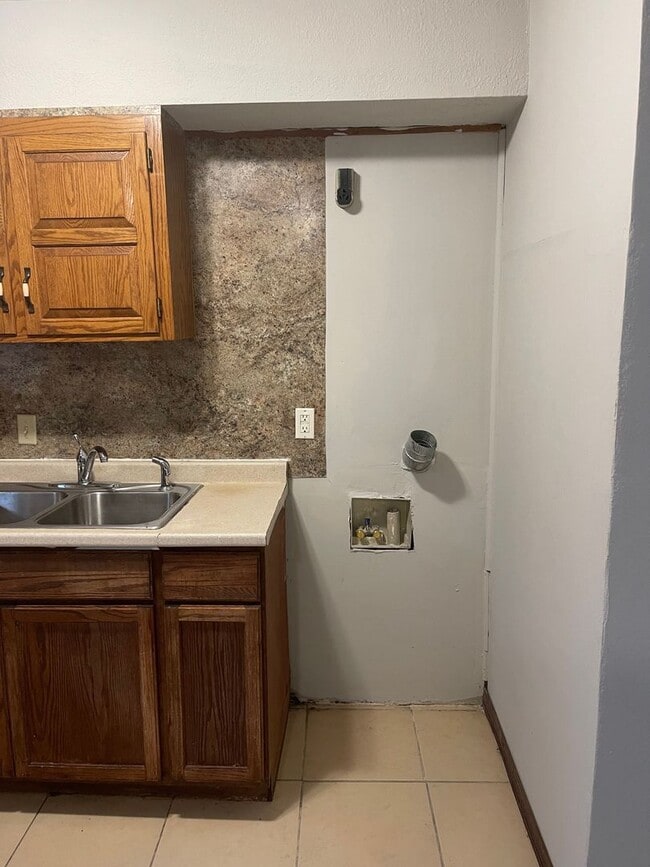 Building Photo - South KC 4Bed/1 Home Available Now!