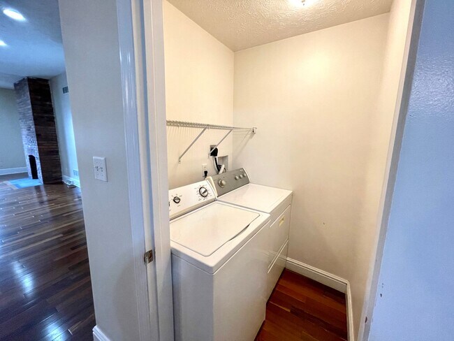 Building Photo - Amazing 4 Bedroom House! Hardwood, 2.5 Baths Stainless, A/C