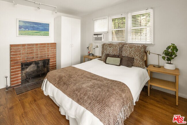Building Photo - 1116 S La Jolla Ave