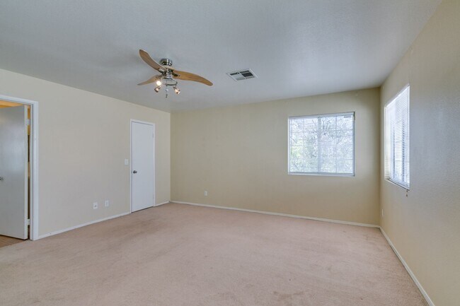 Building Photo - SUMMERLIN, SPACIOUS, 4 BED HOME WHITH A LARGE BACKYARD