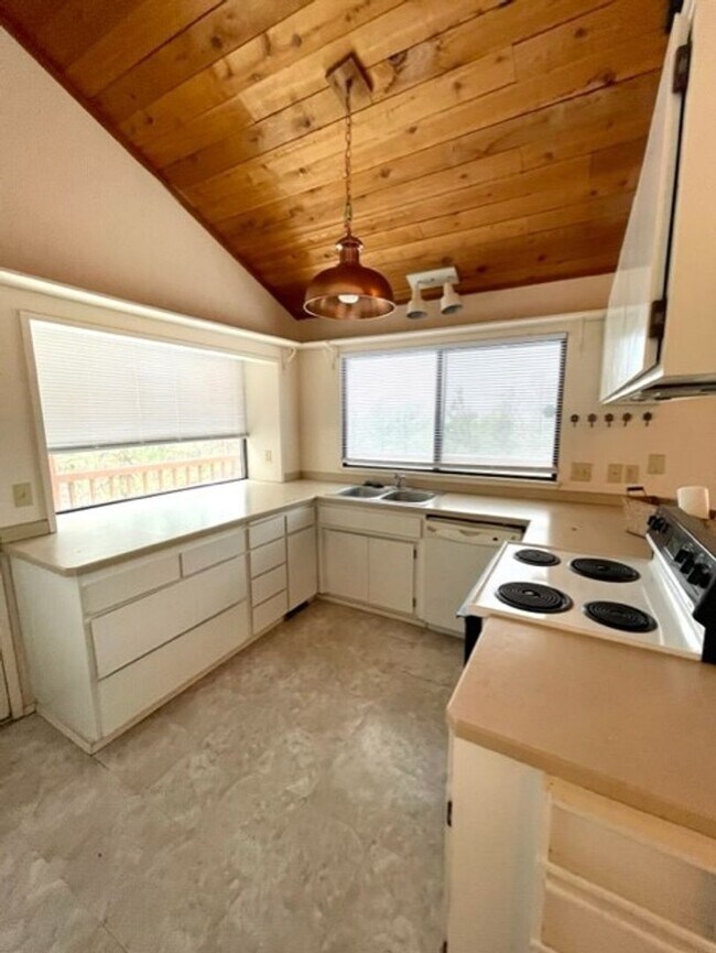 Building Photo - One of a kind property!  Huge lot, great h...