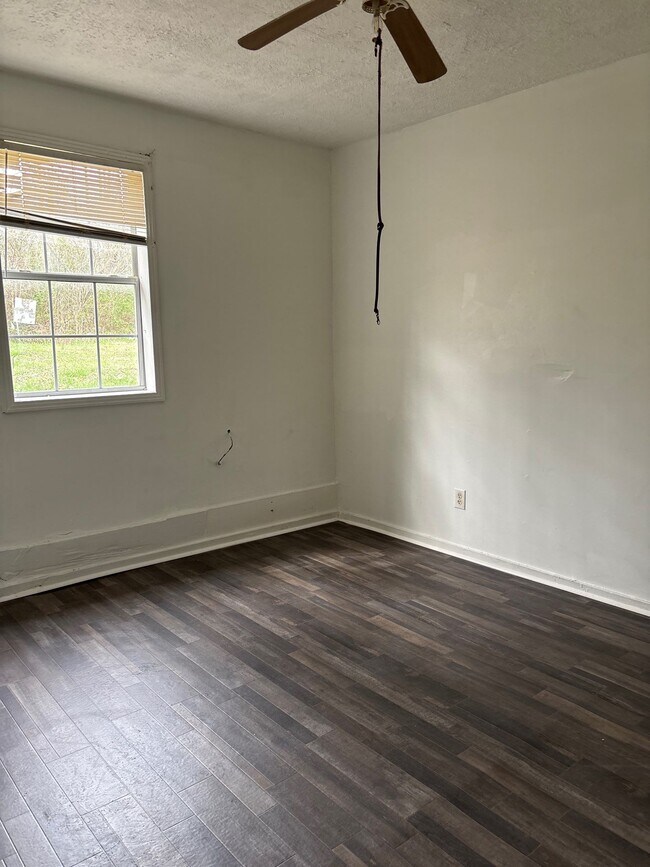 Building Photo - 1105 N McLemore Ave
