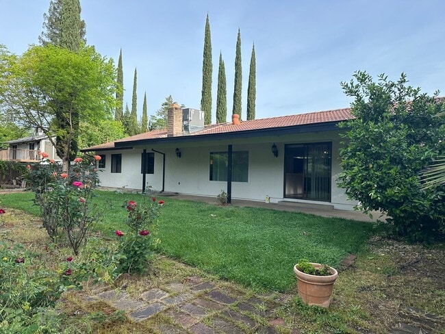 Building Photo - Beautifully maintained home in a peaceful setting