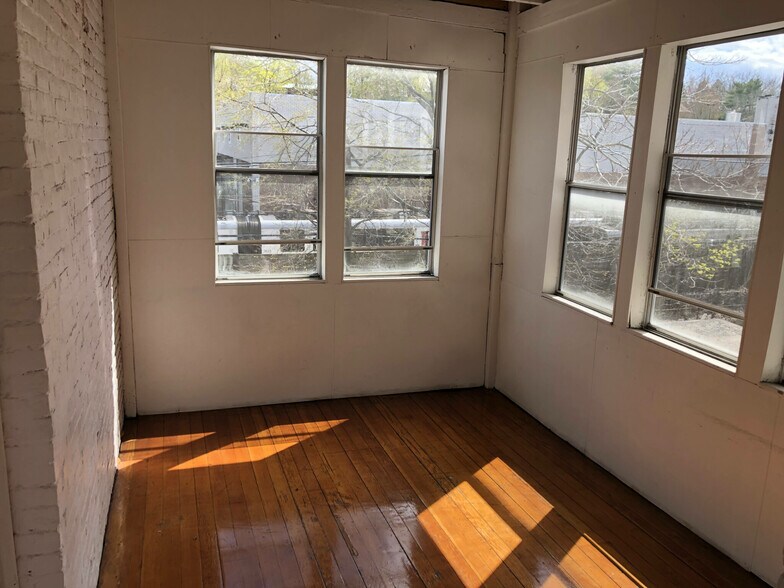 Building Photo - 1911 Beacon St