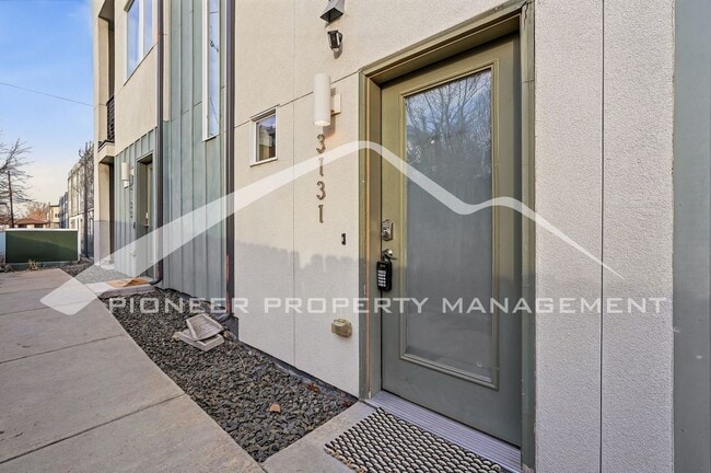 Building Photo - Gorgeous Townhome with Central AC and Rooftop Deck