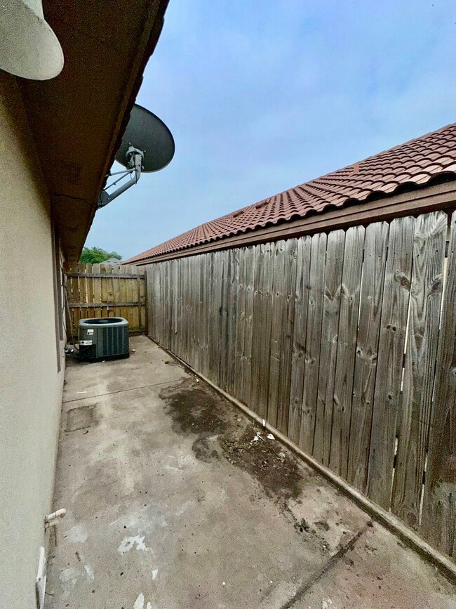 Building Photo - 207 S Ridge Ln