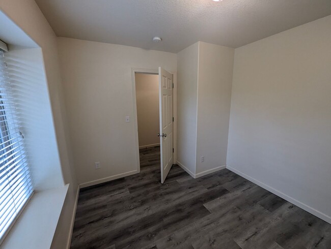 Building Photo - Minutes from Nike and One Week Free! 2 Bed...