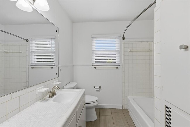 Building Photo - 2402 Little John Ln