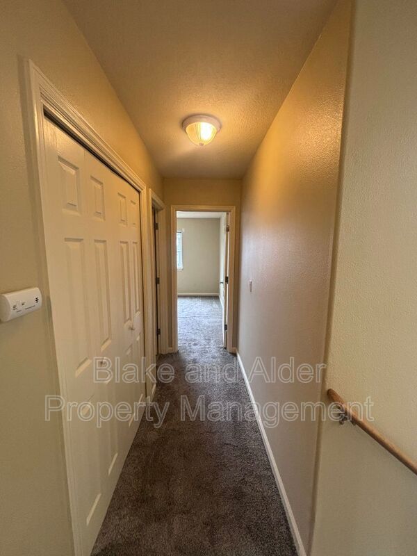 Building Photo - 7012 SE 72nd Ave